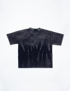 Camiseta Boxy Ondas Acid Wash Black en modelo