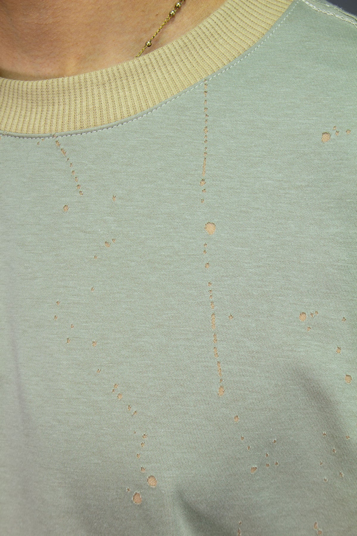 color:verde salvia | Camiseta Oversize 1330 detalle cuello